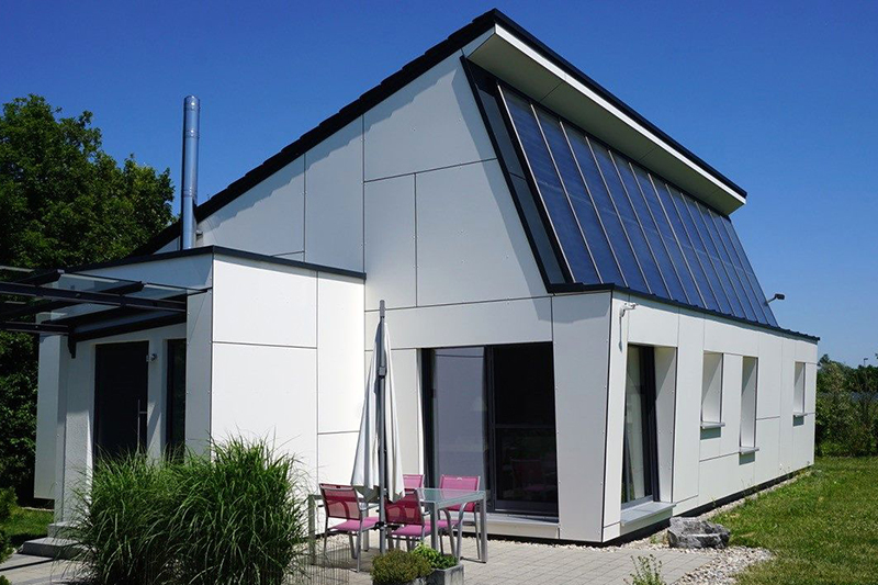 Panneaux blancs en composite de bois de la marque Trespa® recouvrant une habitation